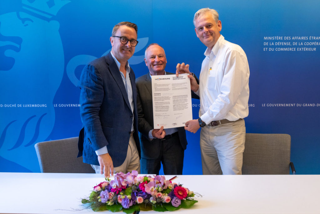 Three people after signing the National Pact